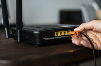 Как узнать к какому провайдеру подключен дом? Простой способ - man plugging ethernet cable wireless router