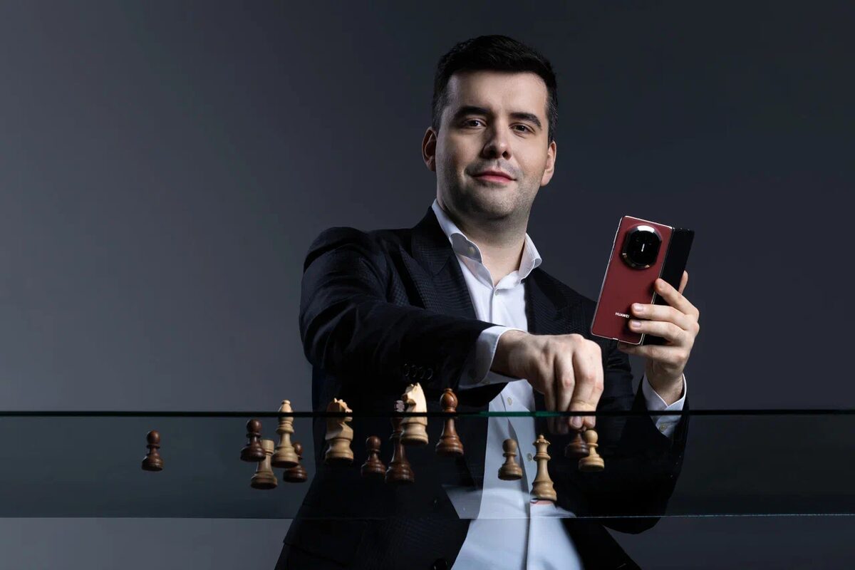 Ян Непомнящий разгромил 15 соперников на складных смартфонах: как это было 4 Ян Непомнящий разгромил 15 соперников на складных смартфонах: как это было