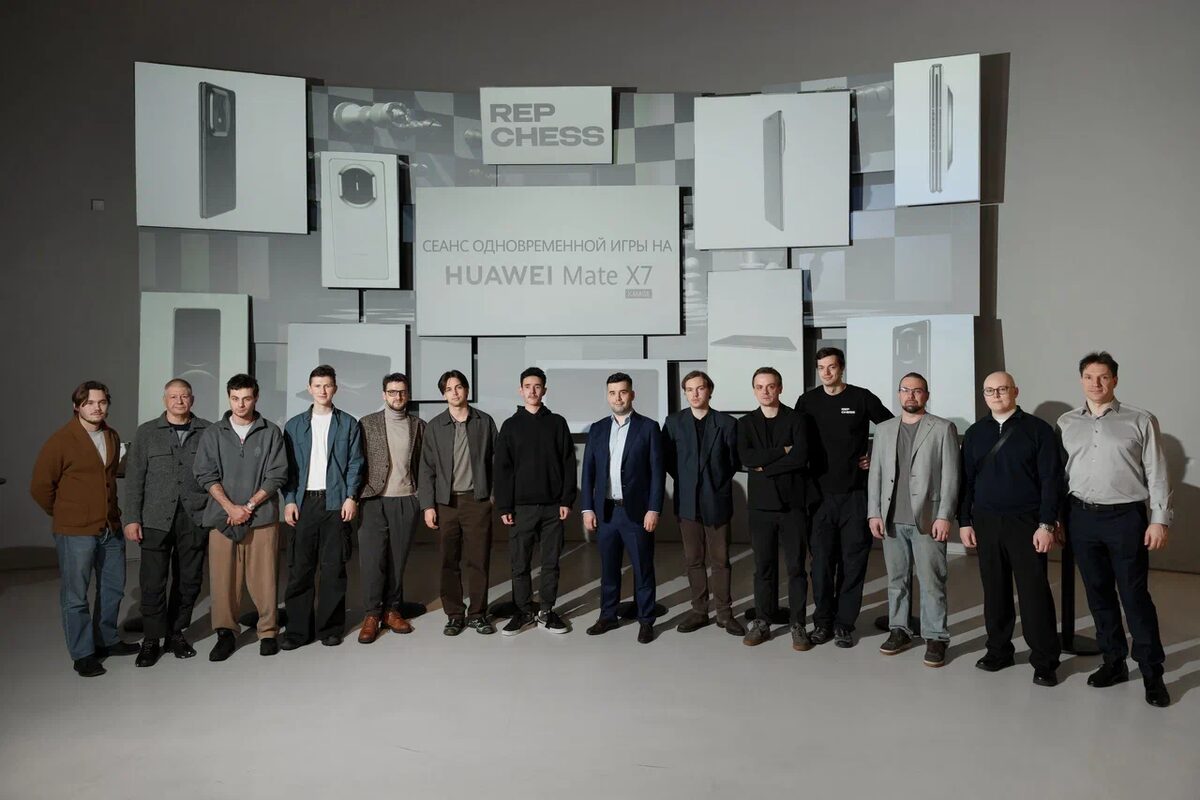 Ян Непомнящий разгромил 15 соперников на складных смартфонах: как это было 6 Ян Непомнящий разгромил 15 соперников на складных смартфонах: как это было