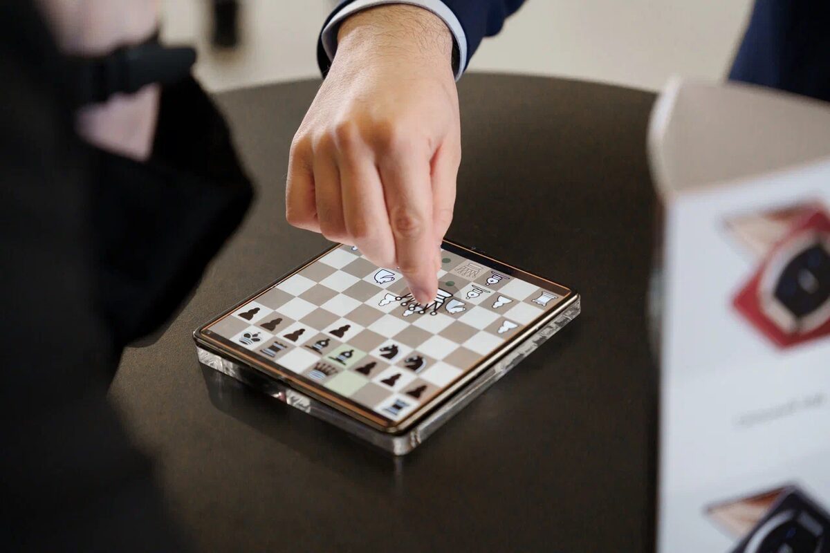 Ян Непомнящий разгромил 15 соперников на складных смартфонах: как это было 2 Ян Непомнящий разгромил 15 соперников на складных смартфонах: как это было