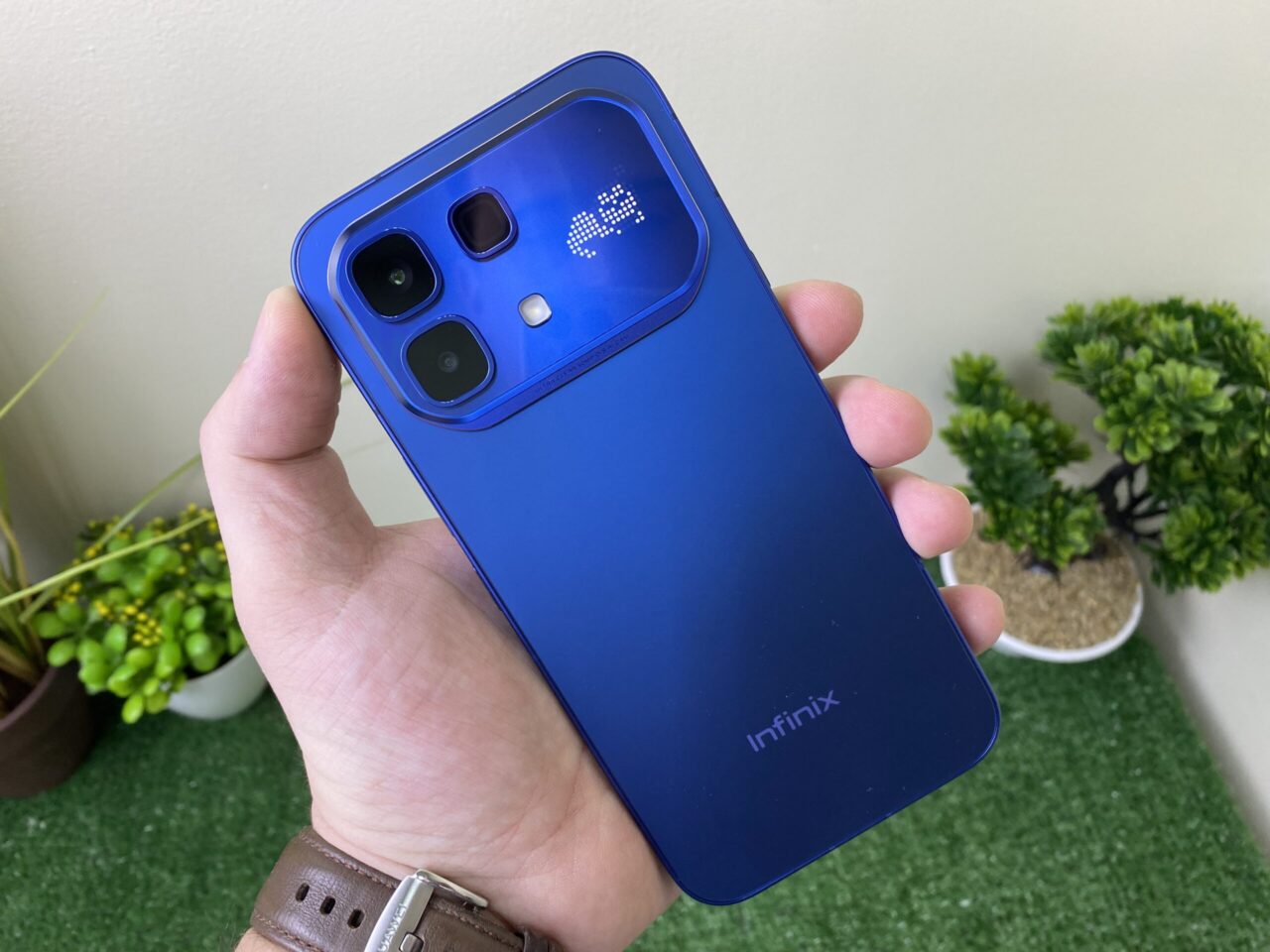 Infinix с сюрпризом: обзор Note 60 Pro с мини-экраном и датчиком пульса