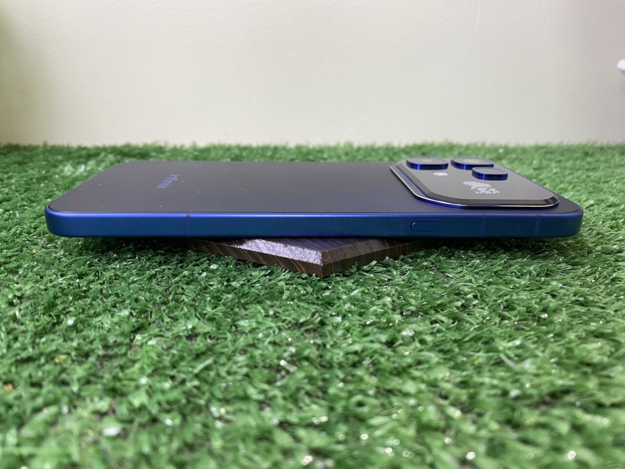 Infinix с сюрпризом: обзор Note 60 Pro с мини-экраном и датчиком пульса