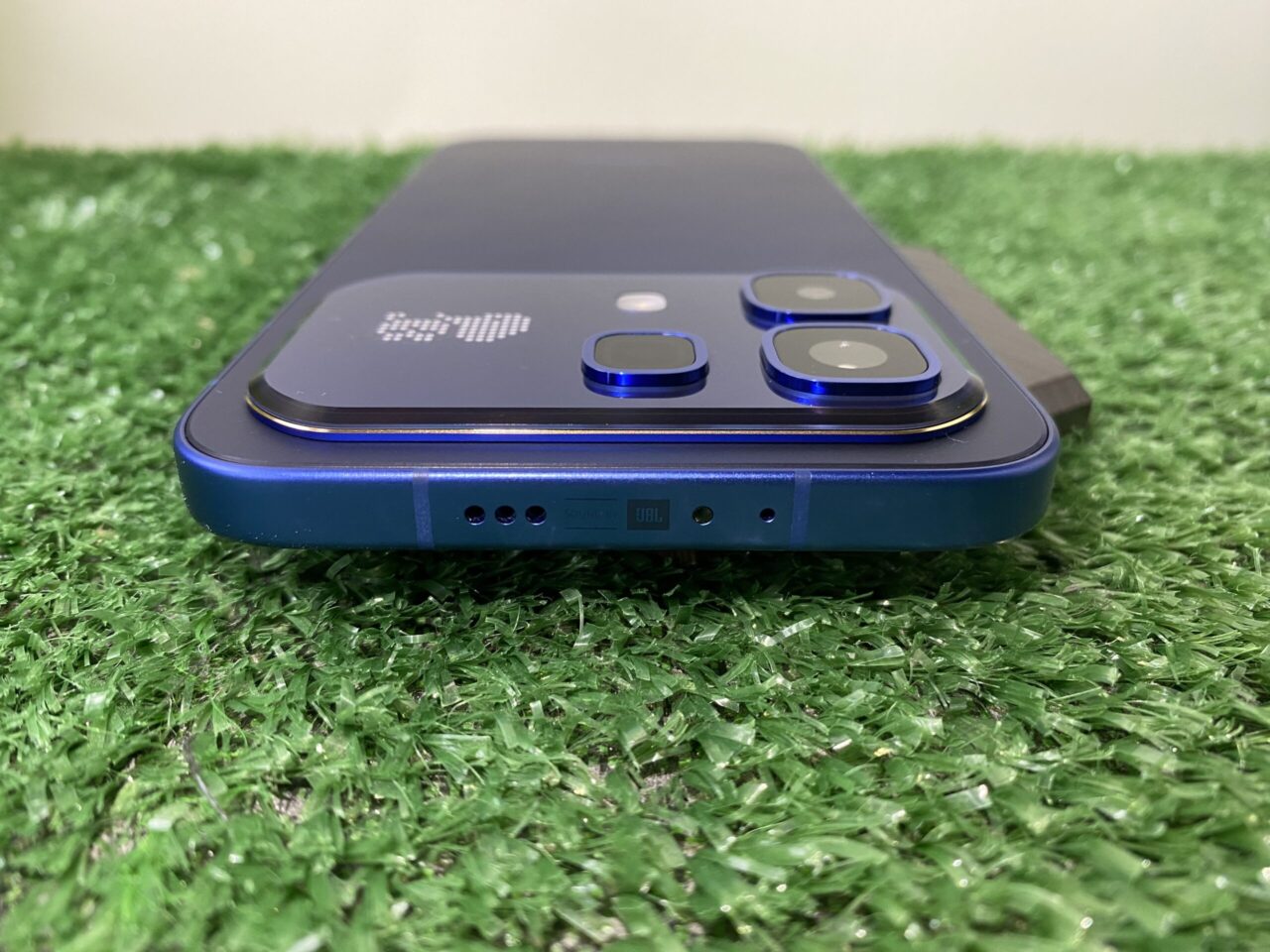 Infinix с сюрпризом: обзор Note 60 Pro с мини-экраном и датчиком пульса