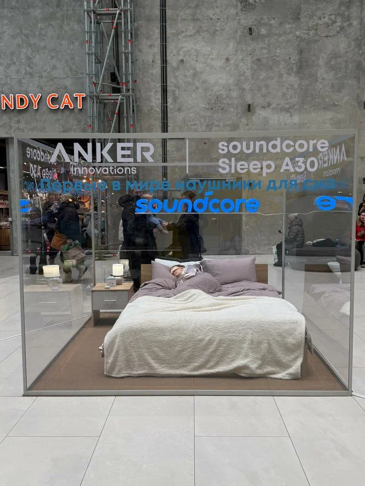 Спать в торговом центре: зачем девушка провела 6 часов в стеклянном кубе в наушниках для сна