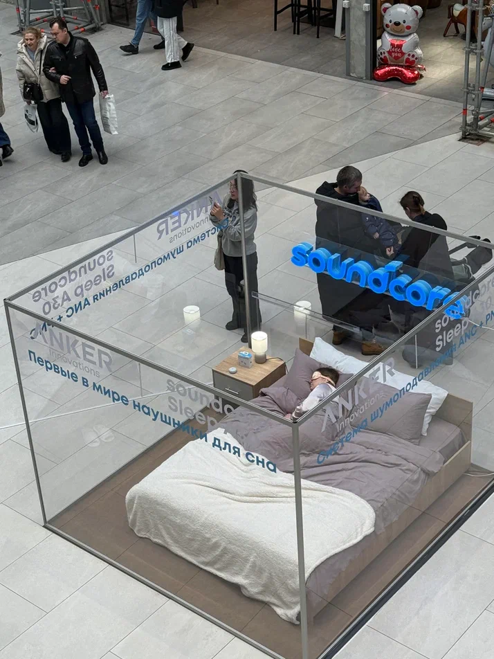 Спать в торговом центре: зачем девушка провела 6 часов в стеклянном кубе в наушниках для сна
