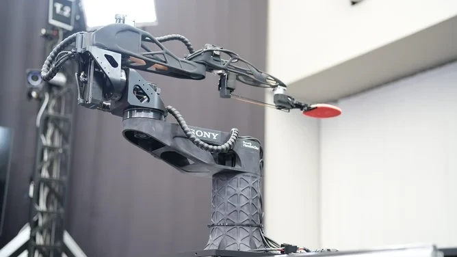 Робот Sony впервые обыграл профессионалов в настольный теннис