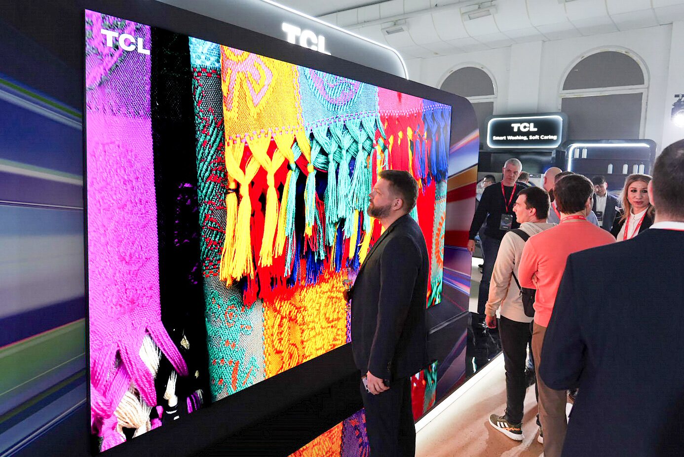 TCL показала 163-дюймовый телевизор и не только. Уже в РФ