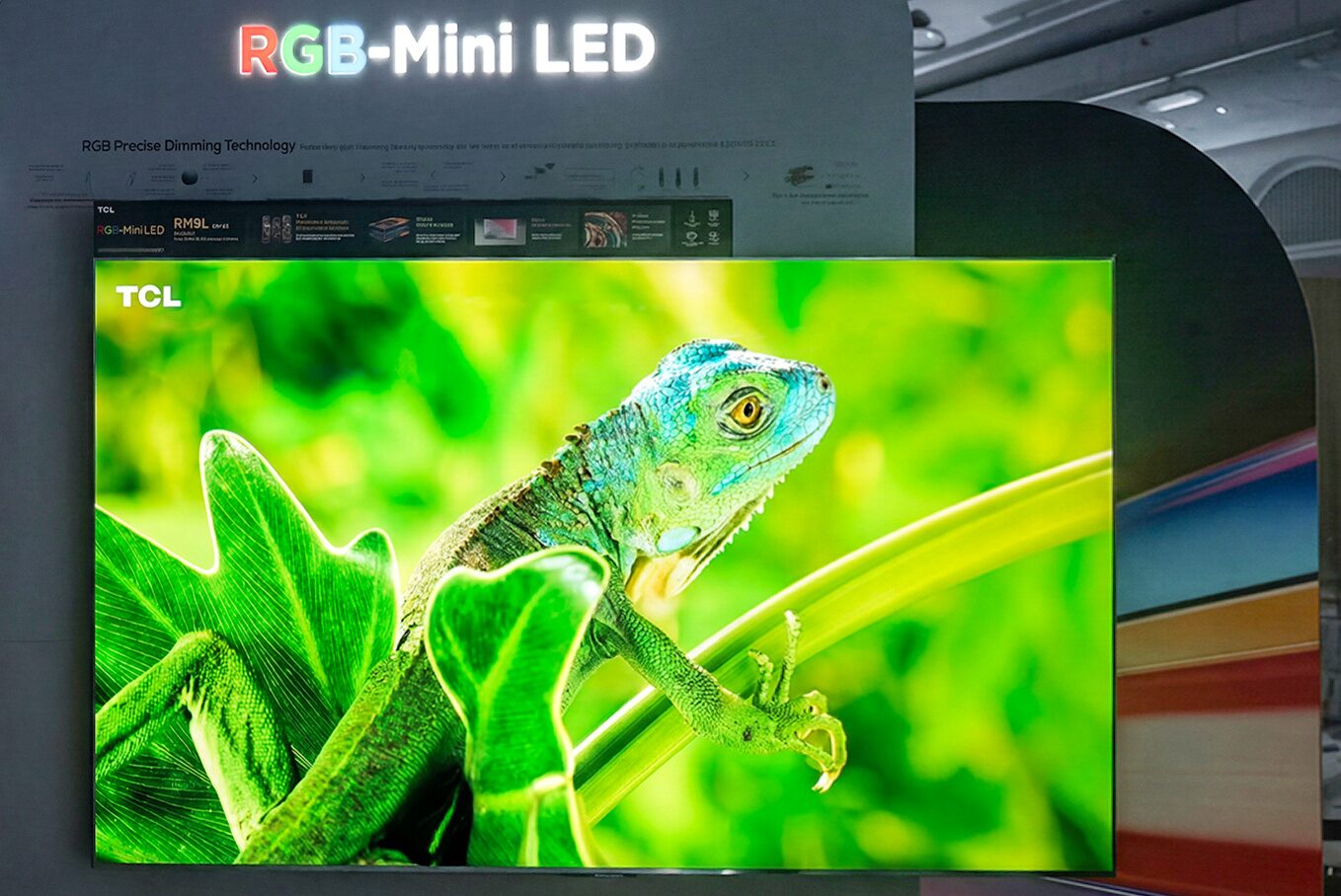 TCL показала 163-дюймовый телевизор и не только. Уже в РФ