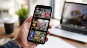 Человеческая рука держит смартфон с YouTube Shorts, на экране — низкокачественные мультяшные превью.