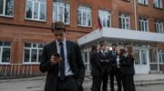 Грустные выпускники на крыльце техникума