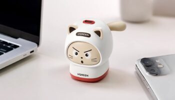 Зарядное устройство Ugreen в виде фигурки кота на рабочем столе