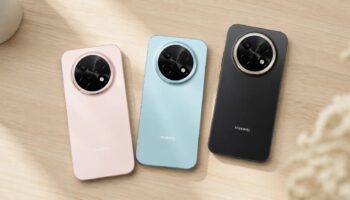 Три смартфона HUAWEI nova 15 Max в розовом, голубом и черном цветах лежат на столе задними крышками вверх