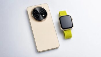 HUAWEI nova 15 Max и HUAWEI WATCH FIT 5 Pro на светлом фоне для каталога