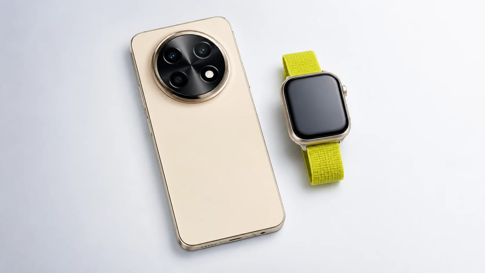 HUAWEI nova 15 Max и HUAWEI WATCH FIT 5 Pro на светлом фоне для каталога