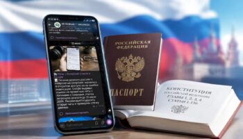 Смартфон с Telegram на фоне конституции и флага