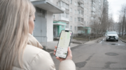 Девушка смотрит в приложение такси