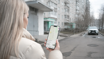 Девушка смотрит в приложение такси