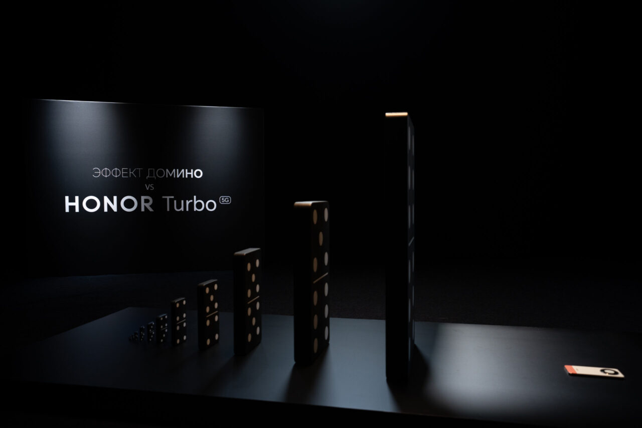 Краш-тест смартфона HONOR Turbo домино
