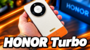 HONOR Turbo лежит в руке