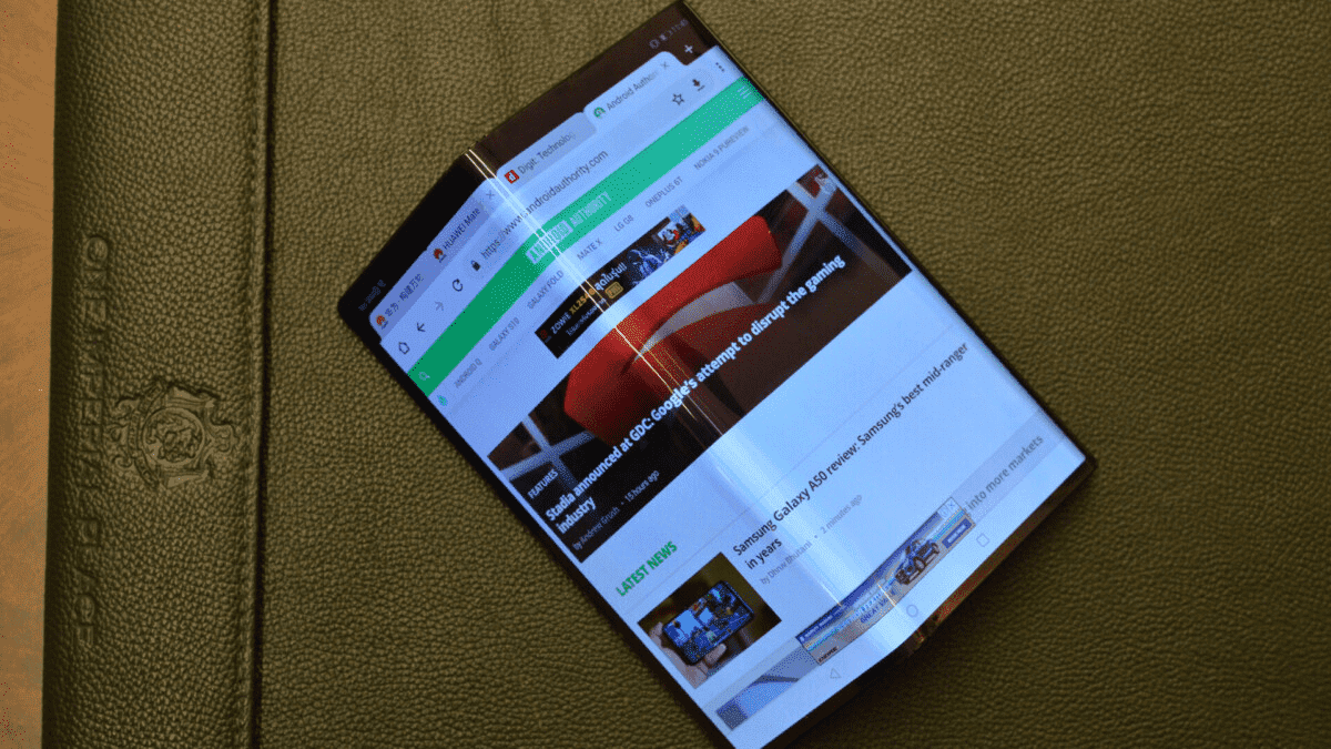 Huawei Mate X2 может складываться внутрь, как это, вероятно, должно было быть в первой версии