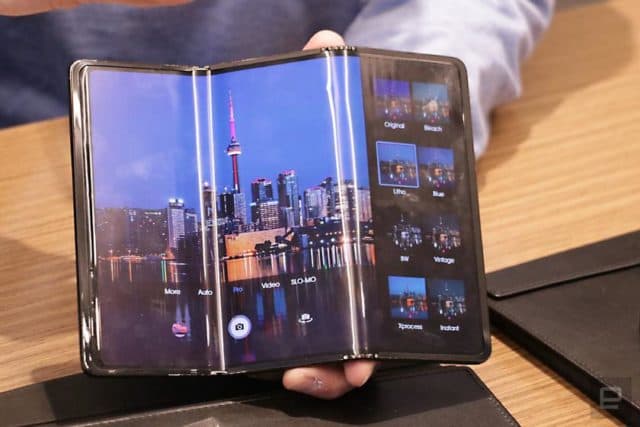 TCL провела презентацию двух складных смартфонов