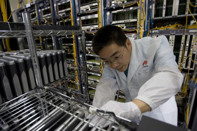 Huawei оформила патент на смартфон с подэкранной камерой