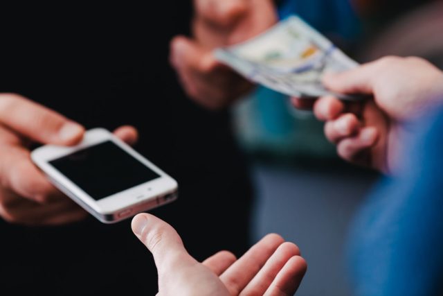 Россиян предостерегают о новом способе мошенничества при продаже смартфонов