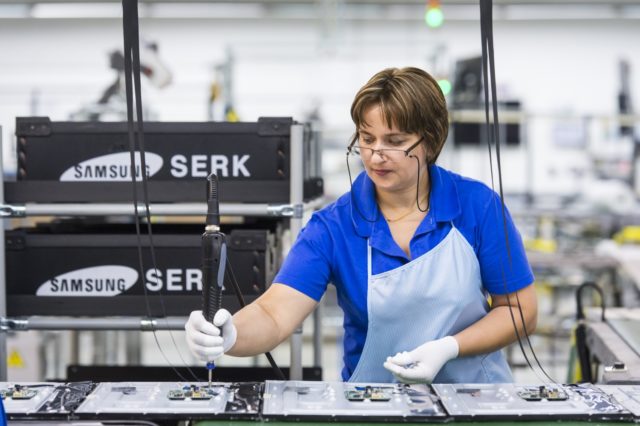 Samsung планирует урезать комплектацию смартфонов
